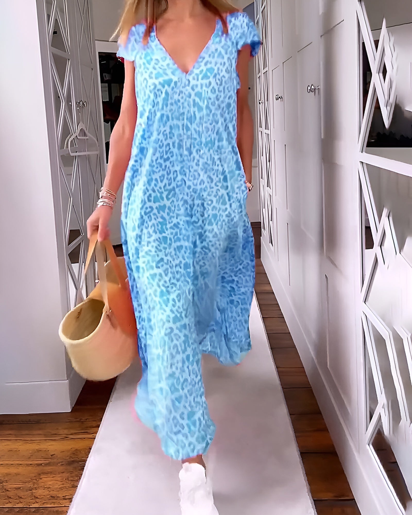 Véronique | Long V-neck dress in leopard print with short sleeves